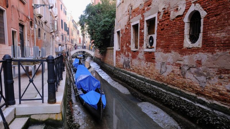У Венеції пересохли канали, гондоли викинуло на мілину. Фото