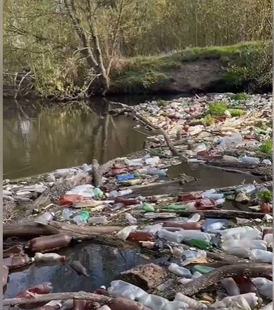 На Харківщині назріває екологічна катастрофа: річку завалило пластиком (відео)