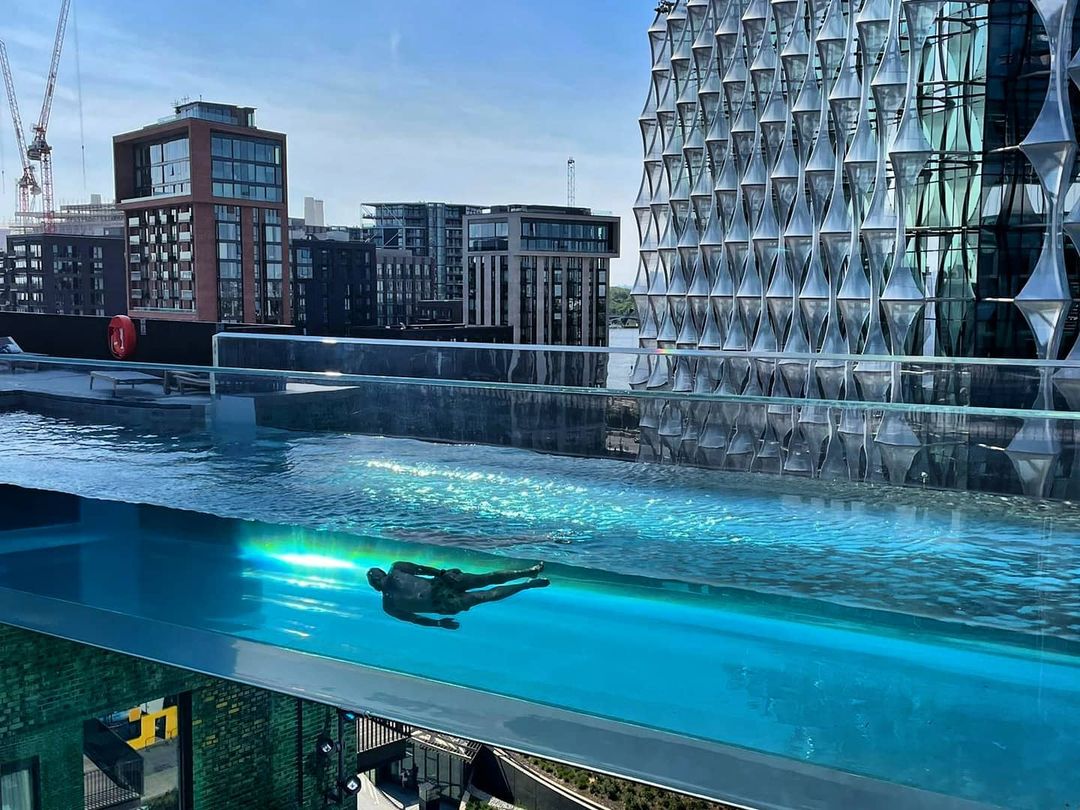У Лондоні між дахами зробили басейн: 35 метрів над землею (ФОТО)
