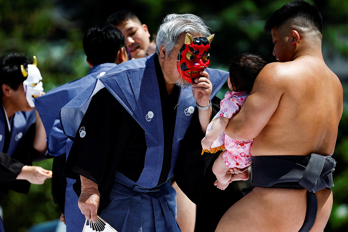 Боротьба сумо Японія Фестиваль Плач немовлят Фото