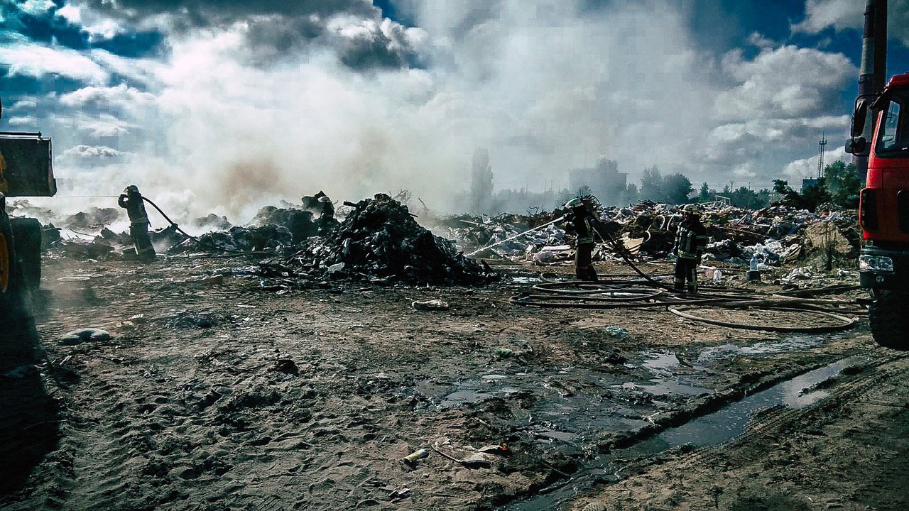 Спасатели тушат пожар на свалке в Киеве. фото ГСЧС