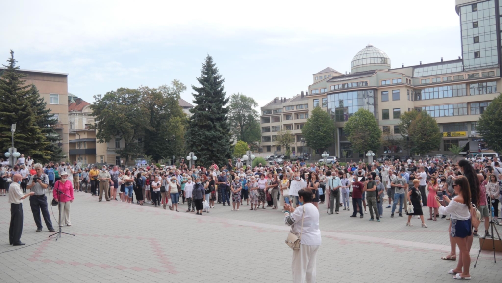 Франковск протестует против карантина, но дети в школу не пойдут (фото, видео)