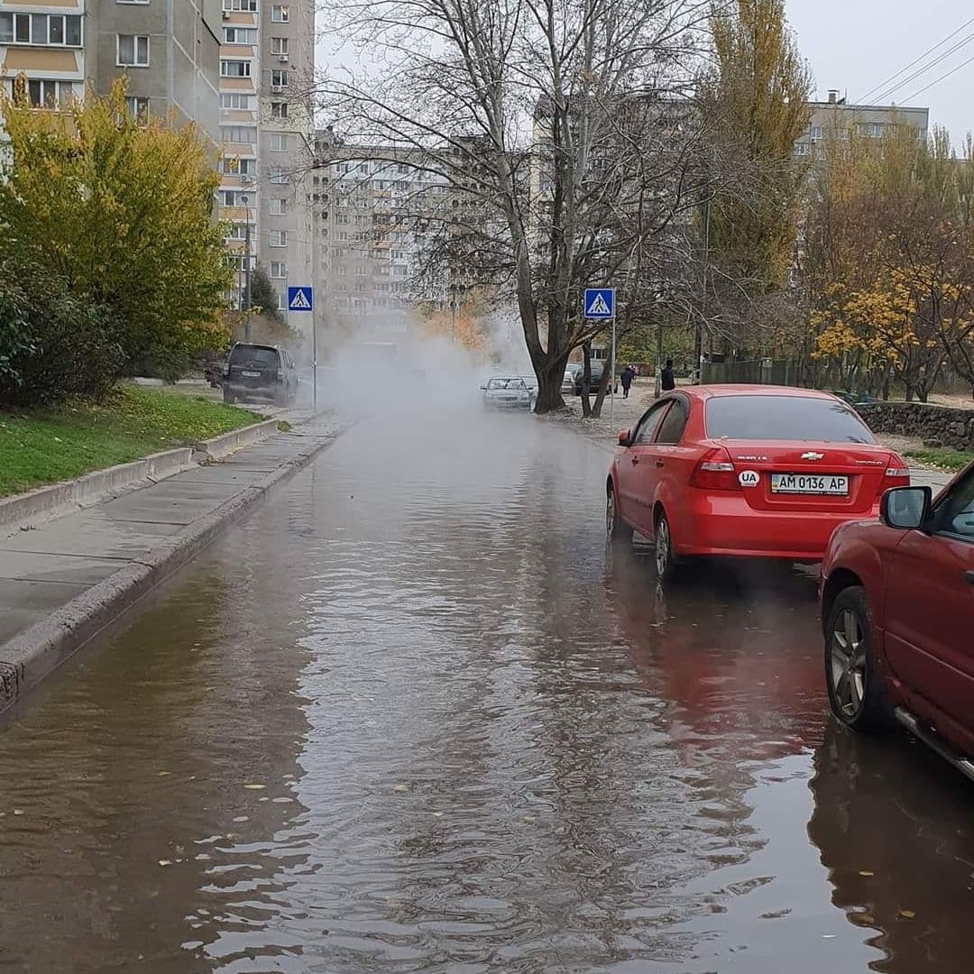 В столице кипяток залил улицу (видео)