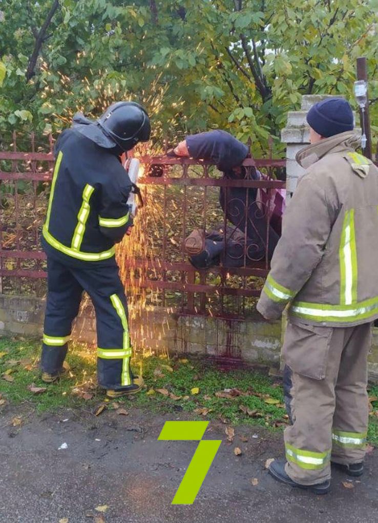 В Одесской области мужчину, проткнувшего ногу штырем от забора, спасали бензорезом Все фото 7 канала