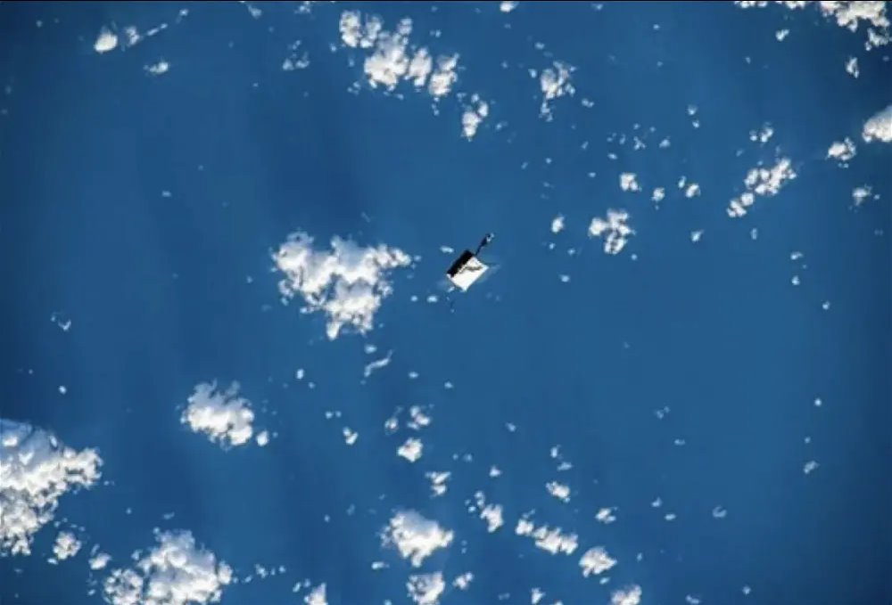 Белый мешок плавает в космосе над Землей: сумка с инструментами астронавта, уроненная при выходе в открытый космос, увидена 2 ноября 2023 года. Фото: NASA/JSC