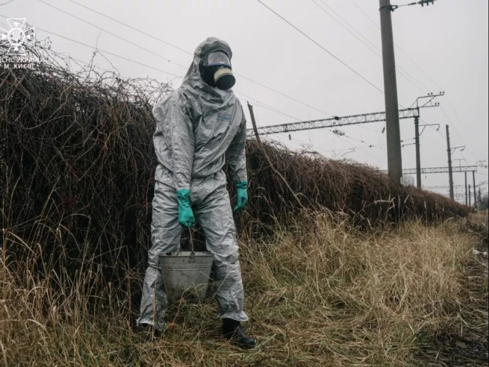 Ведро из 20 кг ртути обнаружили у железнодорожных путей в Киеве Ведро ртути обнаружили у железнодорожных путей в Киеве
