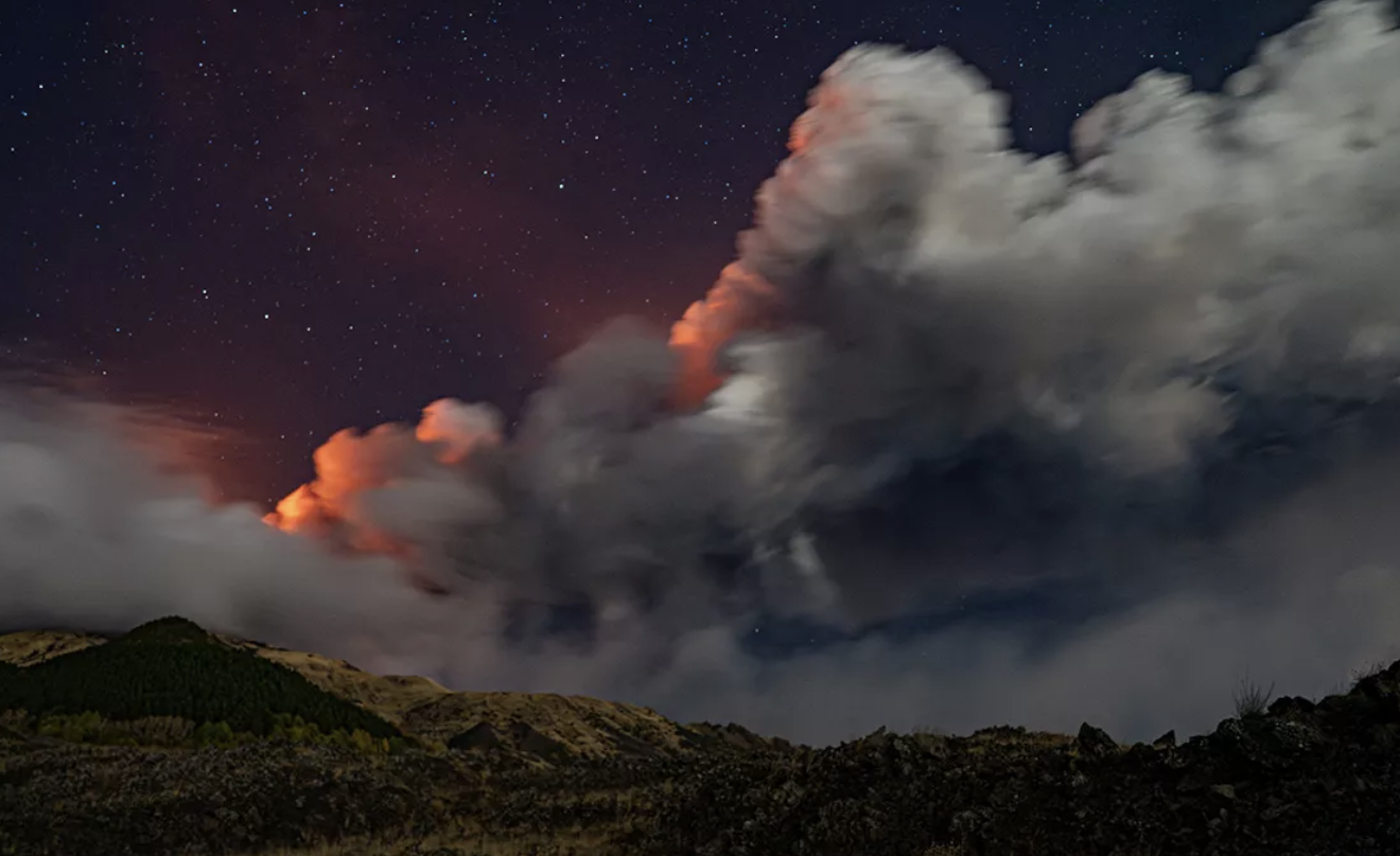 Извержение вулкана Этна освещает ночное небо Сицилии, Италия, 12 ноября 2023 года. Фото: Reuters
