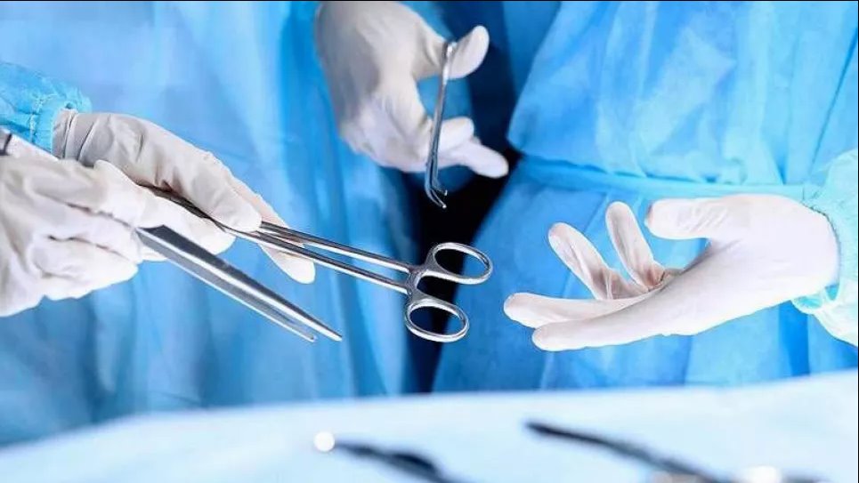 Хирурги трех больниц провели уникальную операцию, чтобы остановить рак костей