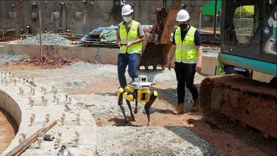 Компания Gammon Construction Ltd использует работа-собаку, созданную компанией Boston Dynamics, принадлежащей Hyundai, для сканирования строительной площадки, чтобы руководители могли проверить ход работ на острове Сентоза, Сингапур, 22 апреля 2022 года.