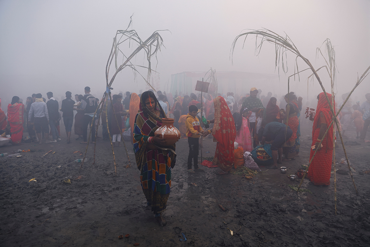 Екологічні проблеми Свято Сонця Чхатх Пуджа Індія Індуїзм Фото