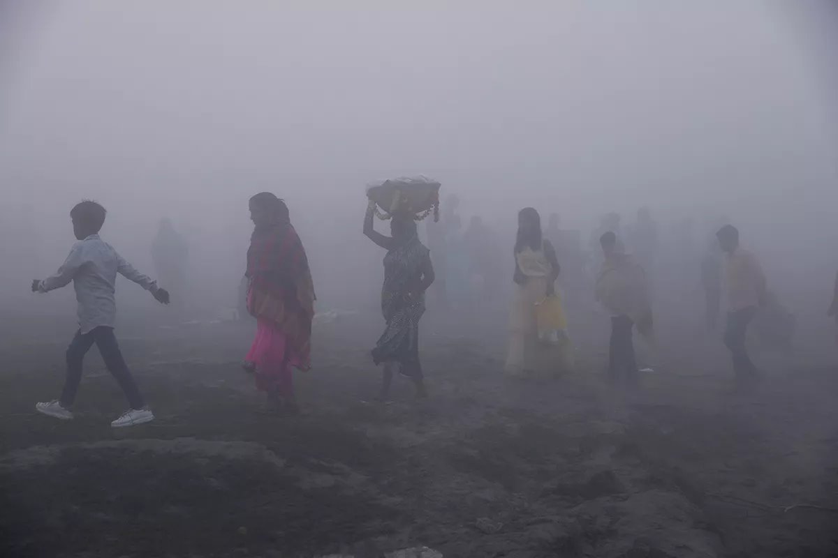 люди идут в тумане