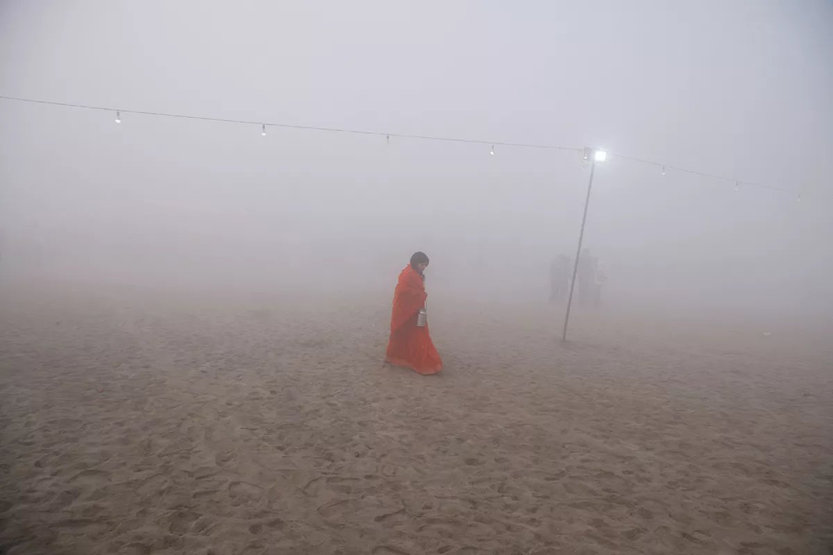 женщина в оранжевом платье в тумане