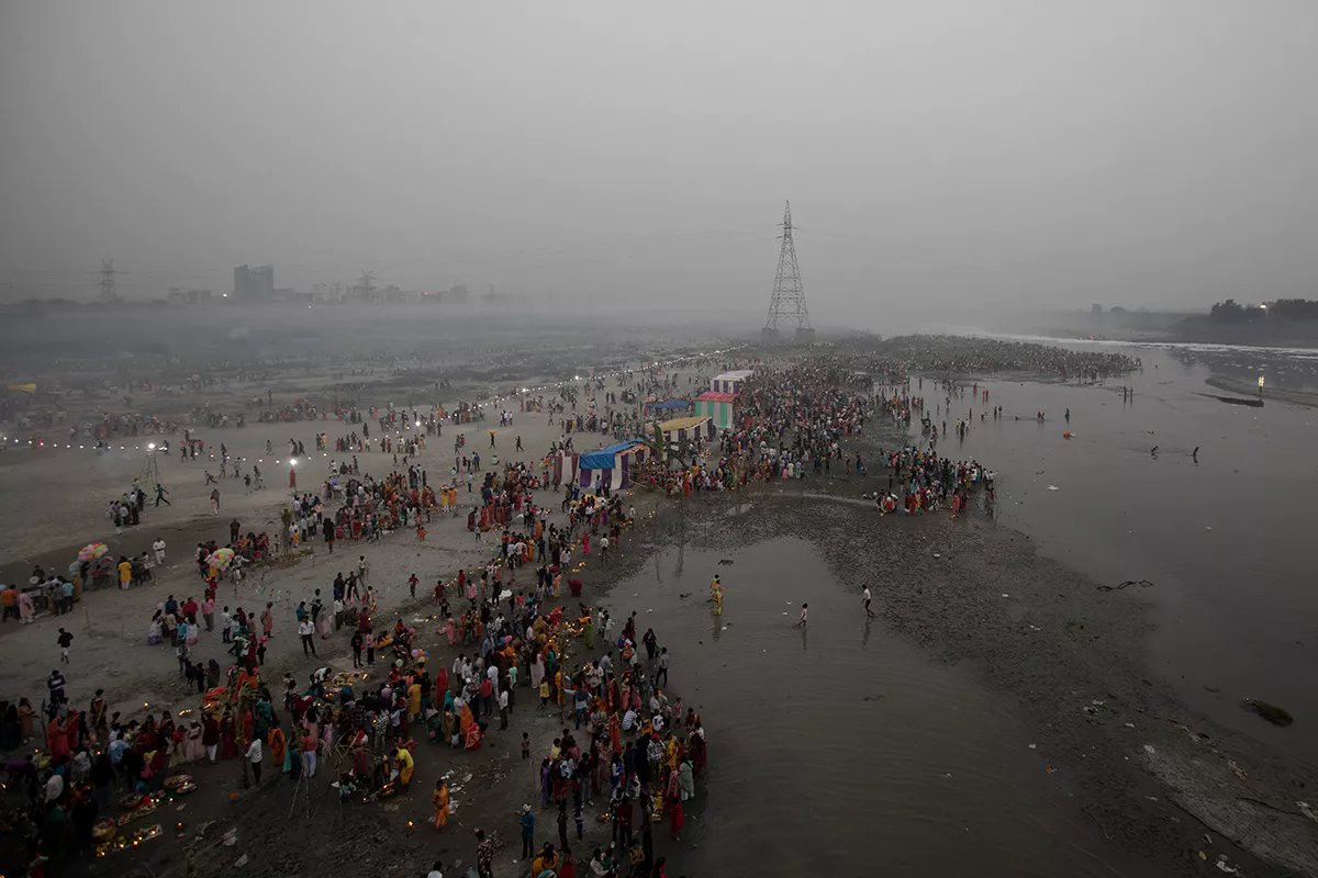 люди празднуют в тумане возле реки