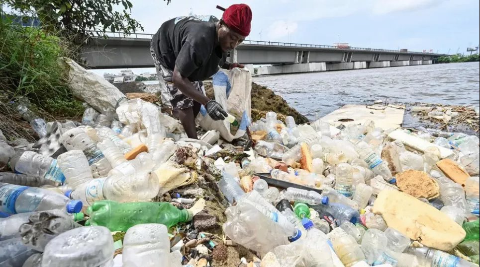 Более 170 стран обязались заключить глобальное соглашение по предотвращению пластиковых отходов. Фото: Issouf Sanogo/AFP/Getty Images