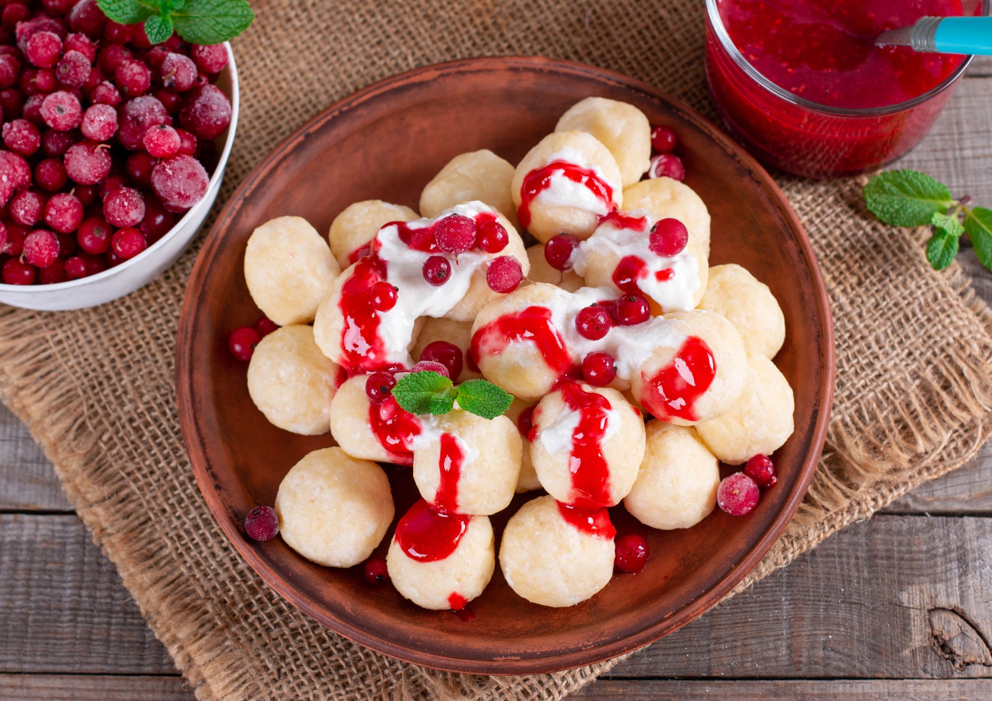 Ленивые вареники на завтрак: простой рецепт от Клопотенко с ягодным соусом Ленивые вареники на завтрак