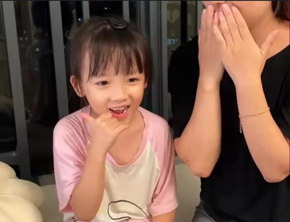В Китае ученым впервые удалось излечить глухоту с помощью генной терапии. Уже через шесть недель после инъекции в одно ухо ребенок в возрасте менее двух лет начал слышать.