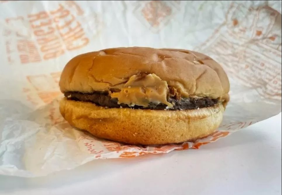 Финн оставил чизбургер из McDonald's в шкафу на восемь лет — вот что получилось (ФОТО) Восьмилетний чизбургер. Фото: Сипе Мюлюниемии / Iltalehti