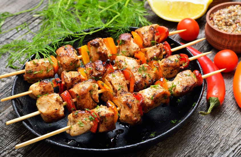 Как приготовить шашлык в духовке: мясо будет с ароматом мангала Как правильно запечь шашлык в духовке