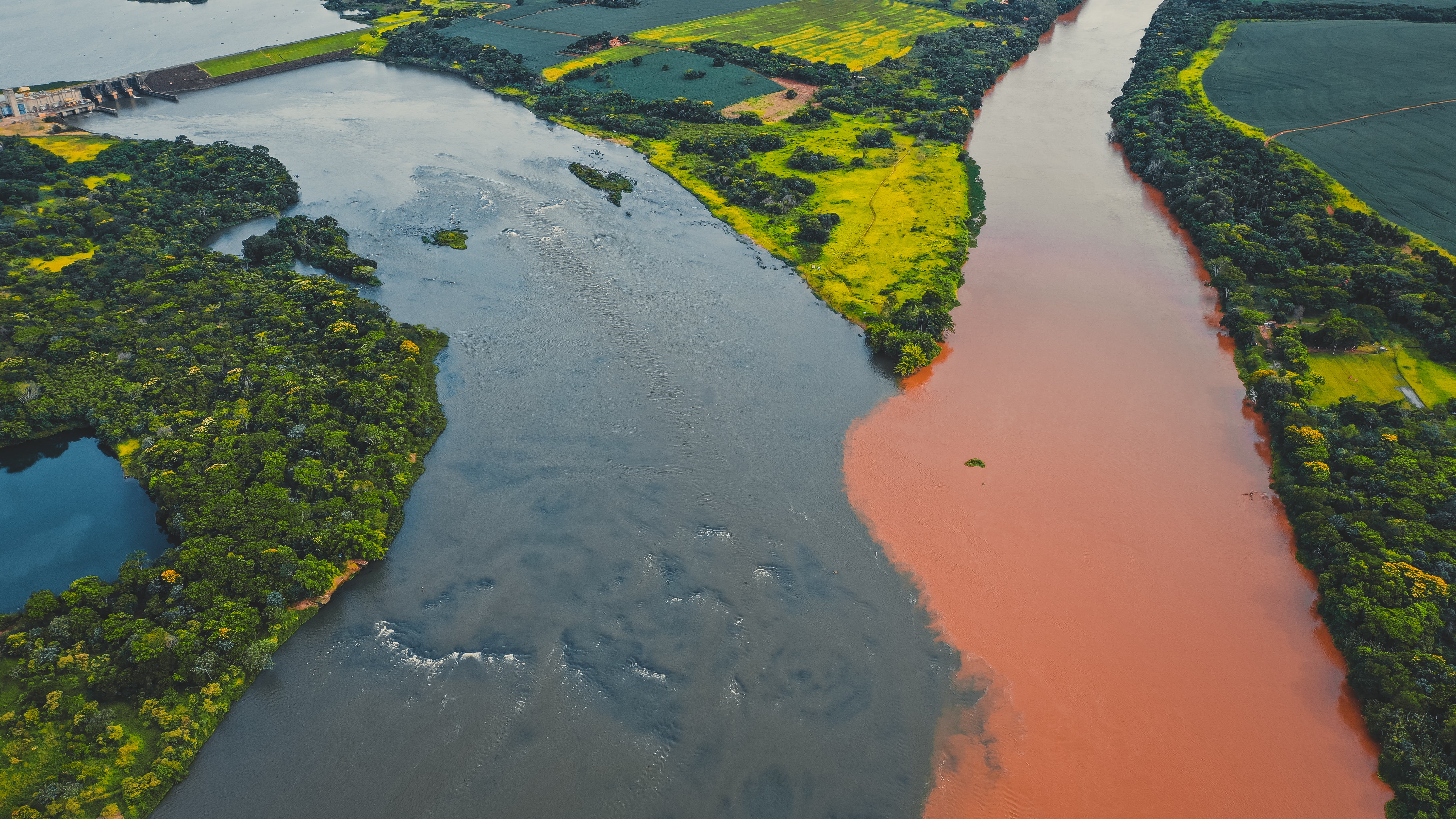Какая река полноводна круглый. Река Амазонка в Бразилии. Река Рио Негро. Бразилия Амазонская низменность. Амазонка и Рио Негро.