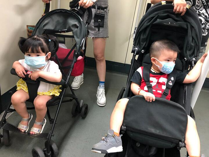 Дети в медицинских масках. Гуанчжоу, Китай, май 2020 года 