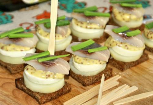Закуска на Рождество и Новый год: канапе со вкусом суши из сельди Закуска на Рождество та Новый год
Фото иллюстративное