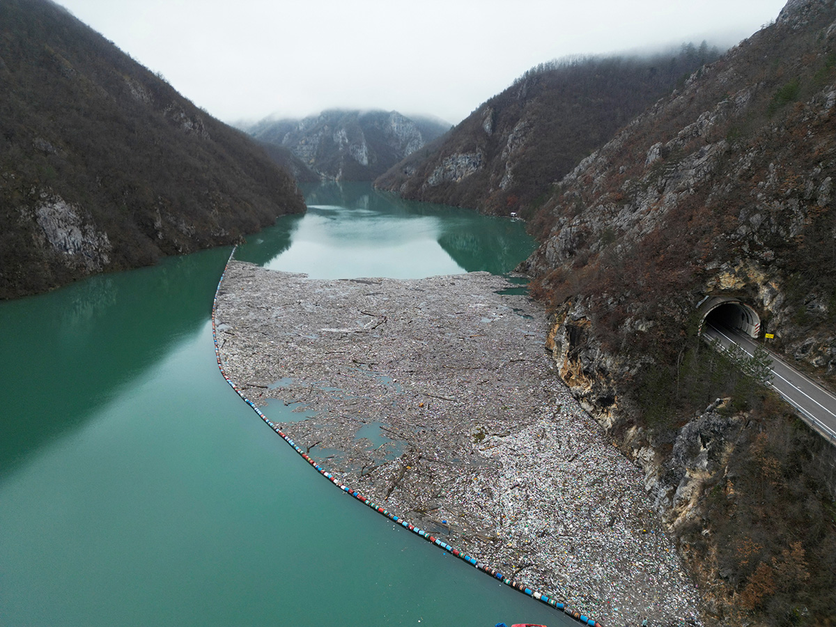 Тонны мусора, в том числе пластиковые бутылки, использованы шины и различные неорганические отходы, на реке Дрина в Вышеграде, Босния и Герцеговина, 5 января 2024 года.
Фото: Reuters