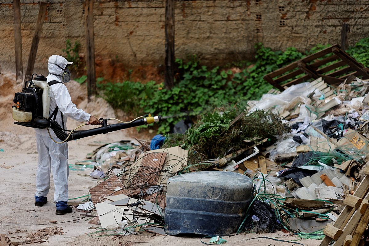 Медицинский работник рассеивает инсектицид для уничтожения желтолихорадочного комара, чтобы помочь уменьшить распространение лихорадки Денге. Район Сейландия Бразилиа, Бразилия, 6 февраля 2024 года. Фото: Reuters