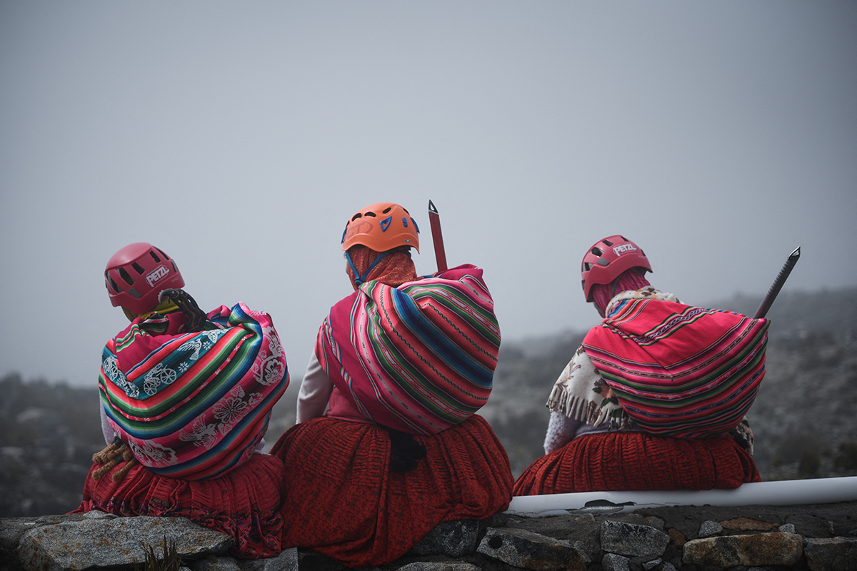 Боливийские альпинистки на пути к пику заснеженной горы Уайна-Потоси