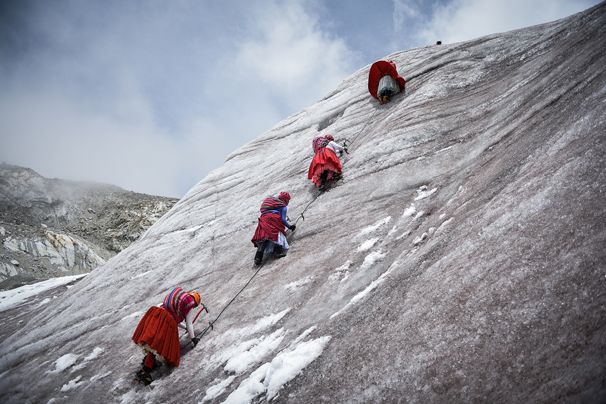 Альпинистки-чолиты используют ледорубы | Боливия
