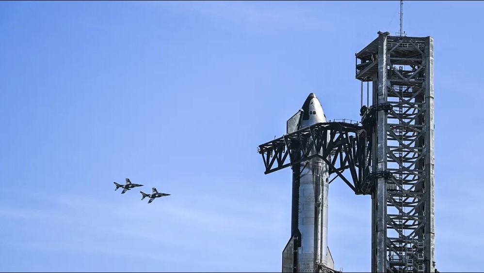Starship завершил третий испытательный полет - обе части ракеты разрушены Starship за день до третьего испытательного полета на космодроме в Техасе. Фото: Chandan Khanna/AFP/Getty Images