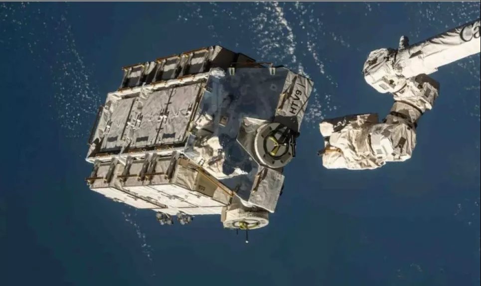 Поддон EP-9 с батареями был замечен вскоре после выбрасывания из МКС в 2021 году. Фото: NASA.