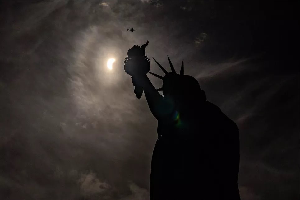Статуя Свободы во время солнечного затмения на острове Свободы в Нью-Йорке, США, 8 апреля 2024 года. Фото: Reuters