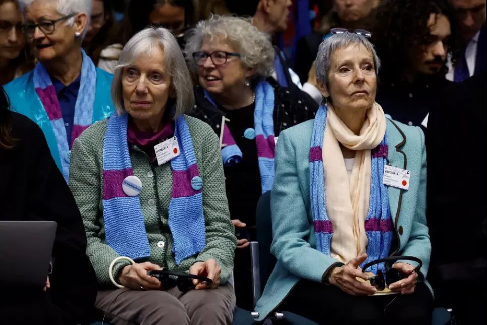 «Климатические пенсионерки» и их сопрезидент Анна Махер (справа) в Страсбурге. Фото: Кристиан Гартманн / Reuters