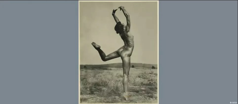 Снимок обнаженной женщины во время гимнастики на берегу моря (1920-е годы) – один из экспонатов выставки в Ганновере. Фото: NISH