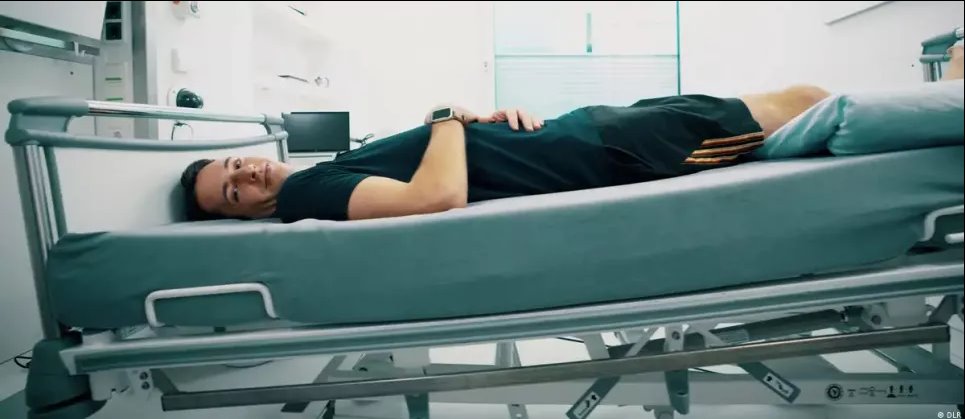 У Німеччині можна отримати 18 000 євро за лежання в постелі. Щоправда, є один нюанс 60 дней в постели под углом 6°. Желающие поучаствовать в исследовании могут подавать заявки. Фото: DLR