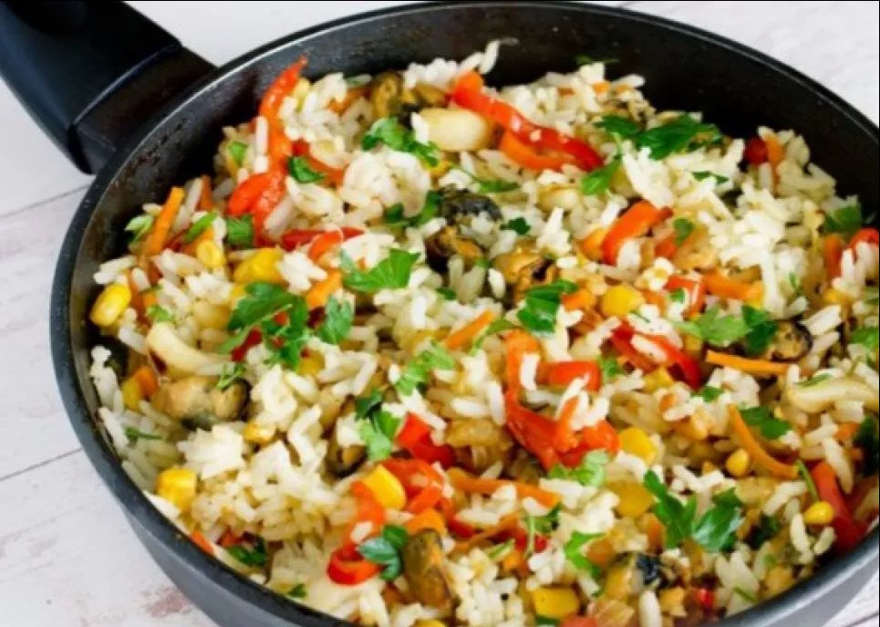 Рис с морепродуктами и овощами – вкусно и сытно Фото: «Еда легко»
