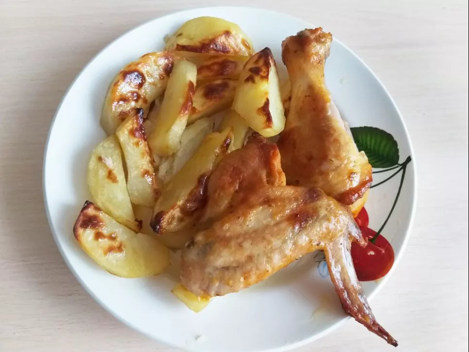 Сочная курочка с хрустящим картофелем в духовке – простой и доступный рецепт праздничного блюда. Фото: «Еда легко»