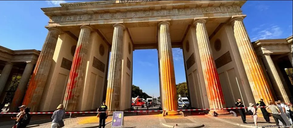 Бранденбургские ворота, облитые оранжевой краской активистами движения «Последнее поколение». Фото: Paul Zinken/dpa/picture alliance