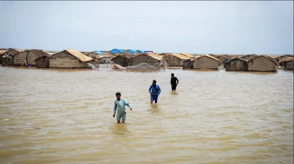 Более 80% ущерба, нанесенного экстремальными погодными условиями в Азии, были нанесены наводнениями и штормами, согласно отчету ООН. Фото: Husnain Ali/AFP/Getty Images