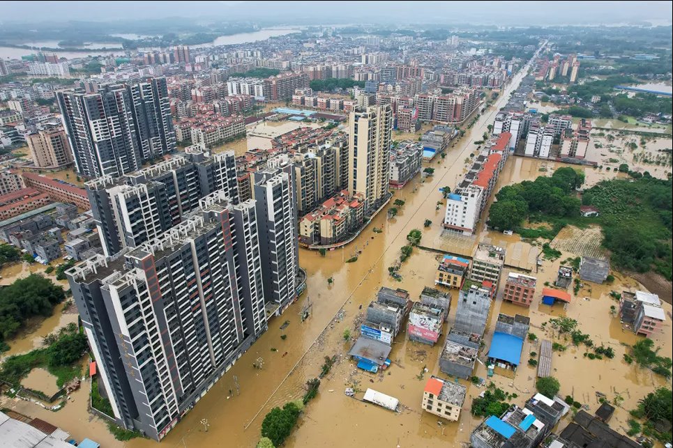 Затоплены после сильных дождей жилые кварталы города Цинъюань, провинция Гуандун, Китай, 22 апреля 2024 года. Фото: Reuters