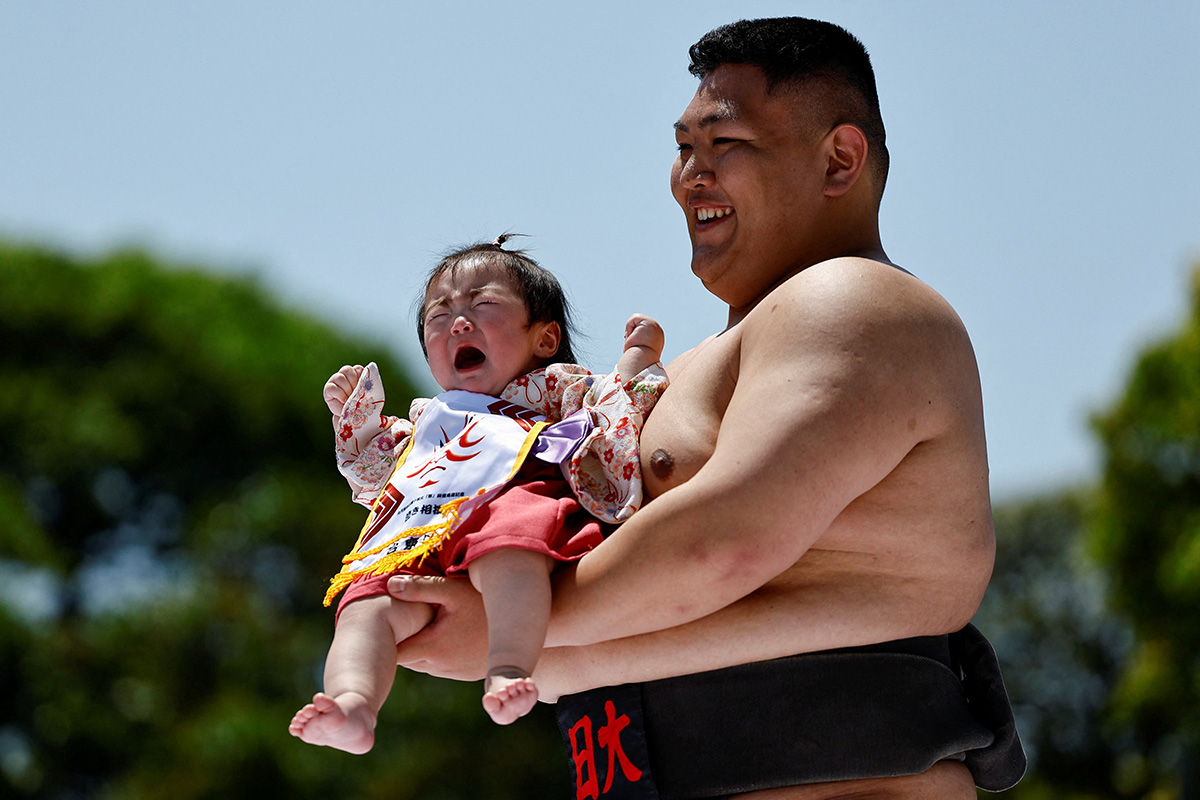 Боротьба сумо Японія Фестиваль Плач немовлят Фото