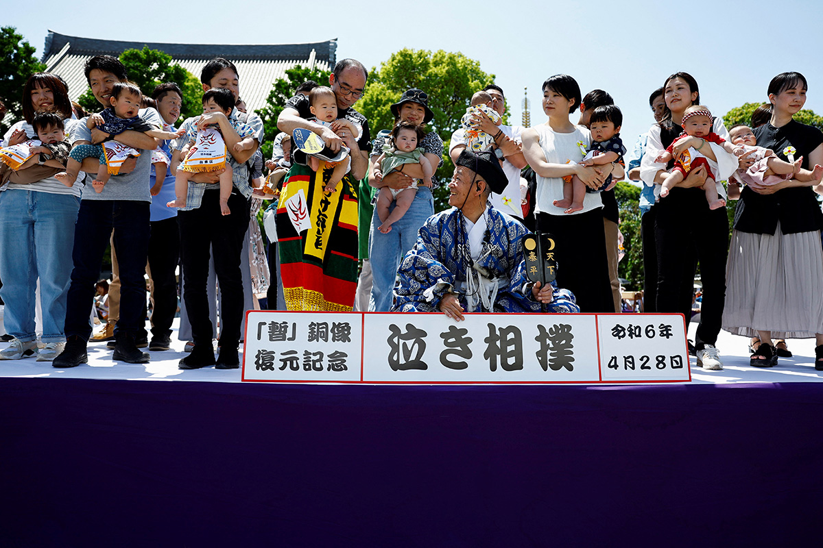 Борьба сумо Япония Фестиваль Плач младенцев Фото