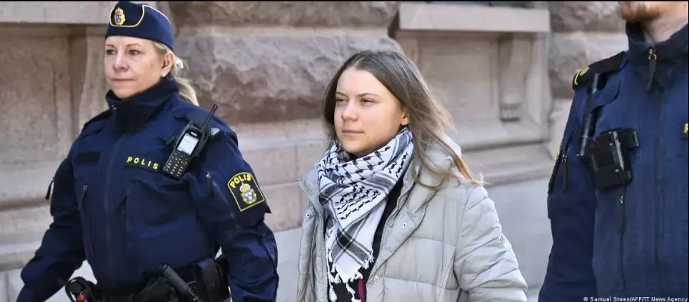 Грета Тунберг в сопровождении полицейских после задержания у здания парламента Швеции в марте 2024 года. Фото: Samuel Steen/AFP/TT News Agency