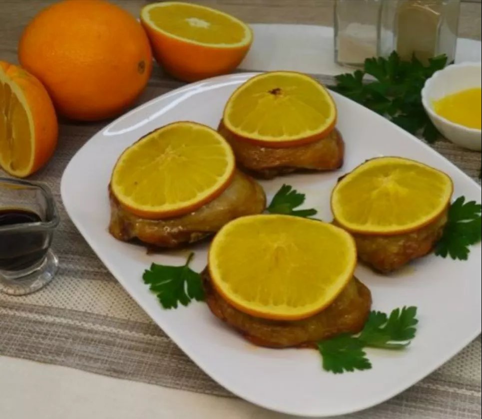 Куриные окорочка в маринаде, запеченные с апельсинами: неожиданный рецепт Фото: «Еда легко»