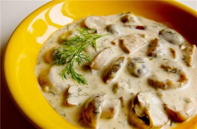 Білі гриби у сметанному соусі з овочами