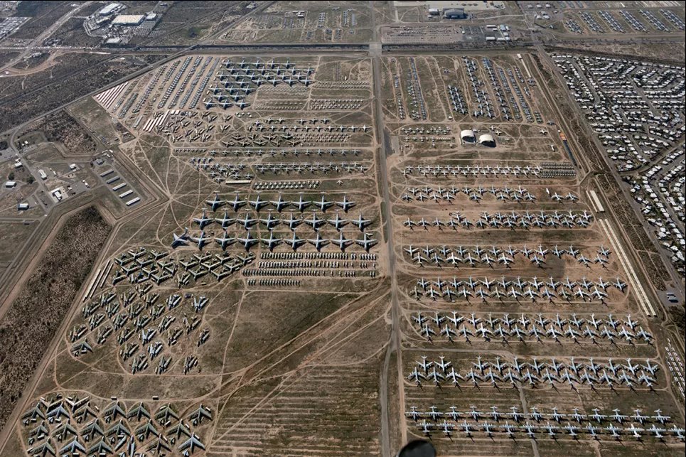 Самолеты на поле 309 группы ремонта и обслуживания авиакосмической техники ВВС США, часто называют «кладбищем самолетов», авиабаза Дэвис-Монтен, штат Аризона. Фото: wikipedia.org