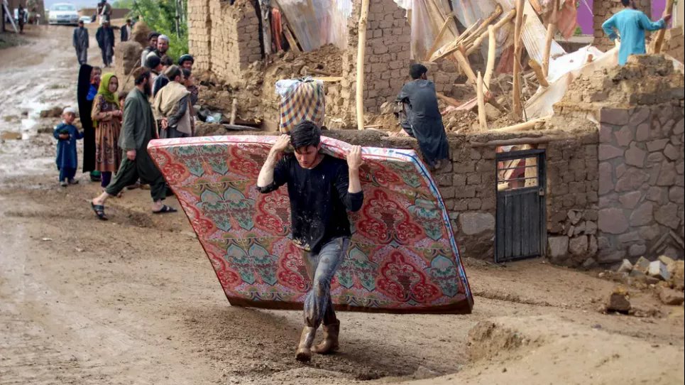 Тысячи людей потеряли свои дома из-за наводнений в центральной афганской провинции Гор. Фото: AFP/Getty Images