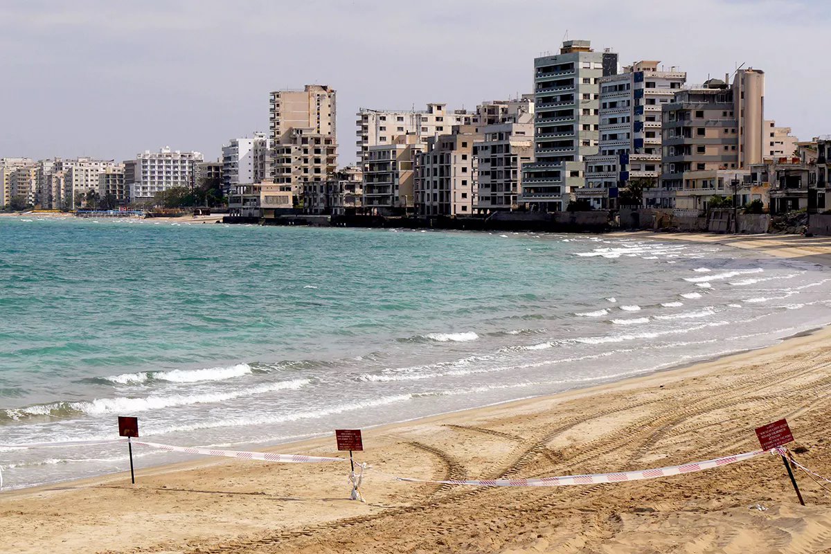 Пустой пляж в заброшенном районе Вароша, который снова частично открылся для посетителей, г. Фамагуста, "Турецкая Республика Северного Кипра", 12 мая 2022 года. Фото: Reuters