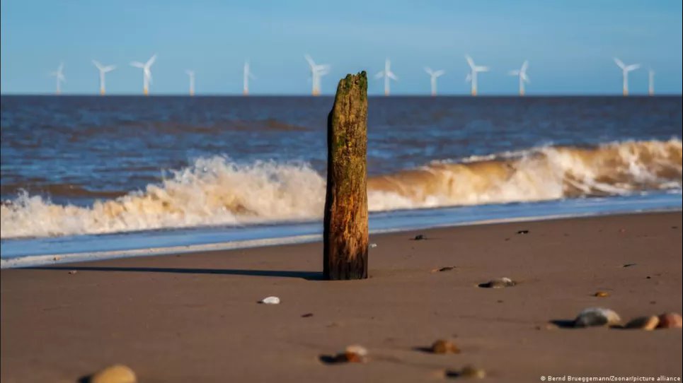 Ветропарк в Северном море у побережья графства Норфолк на востоке Англии. Фото: Bernd Brueggemann/Zoonar/picture alliance