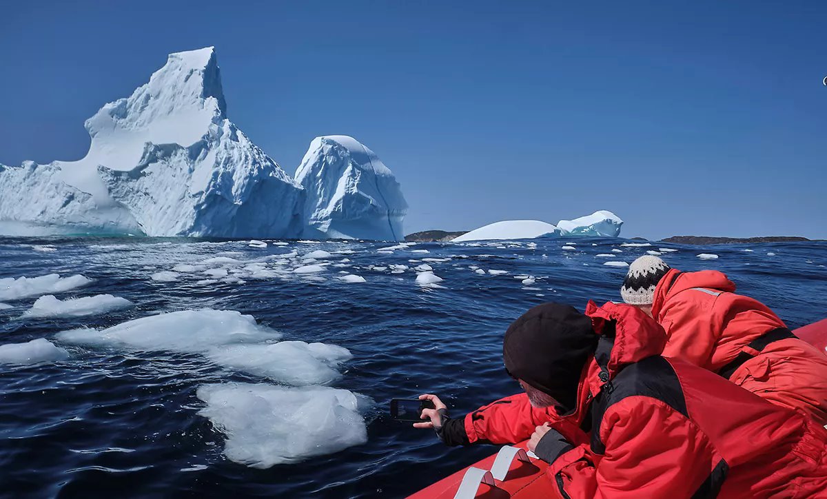 Туристы фотографируют куски айсберга, дрейфовавшего на юг по Лабрадорскому морю из Гренландии, Сен-Лунер-Грике, Ньюфаундленд, Канада, 27 мая 2024 года. Фото: Reuters
